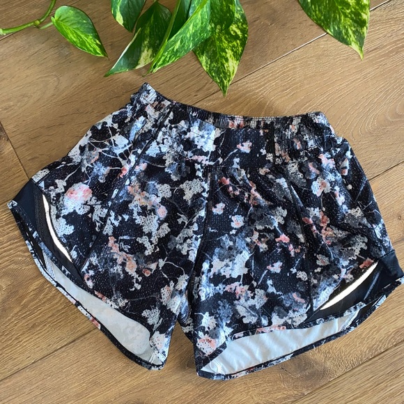 Lululemon Hotty Hot Short II Long Spring Bloom Multi Black - Picture 1 of 13